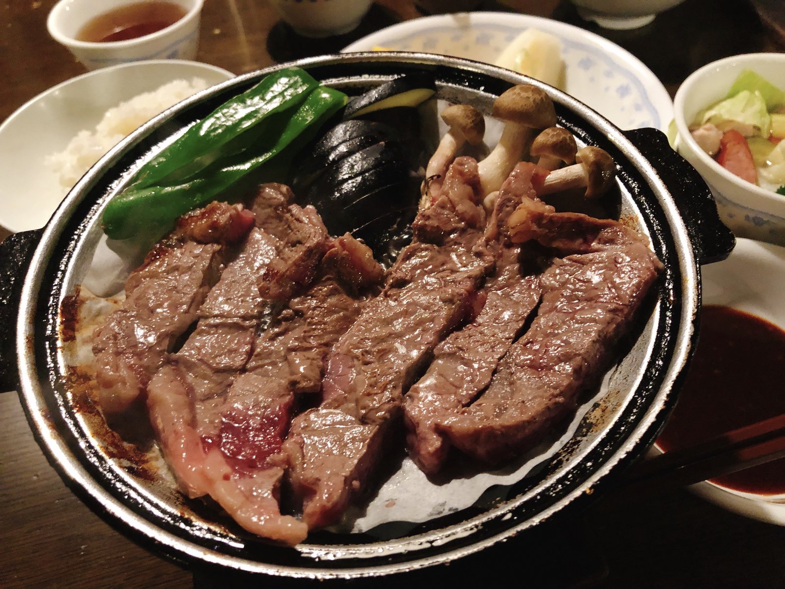 陶板で焼き上がった赤岳鉱泉名物のステーキ 山小屋の夕食 ヤマカルテ