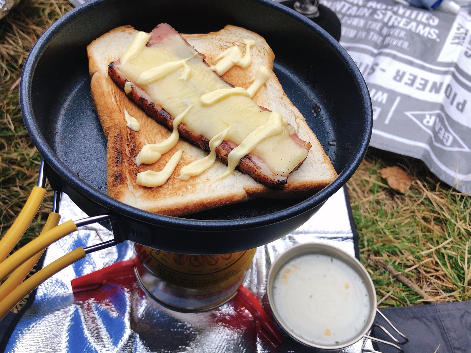 テント場で作った朝ごはん フライパンで焼いたベーコンとチーズのトーストと温かいスープ 赤岳鉱泉 ヤマカルテ