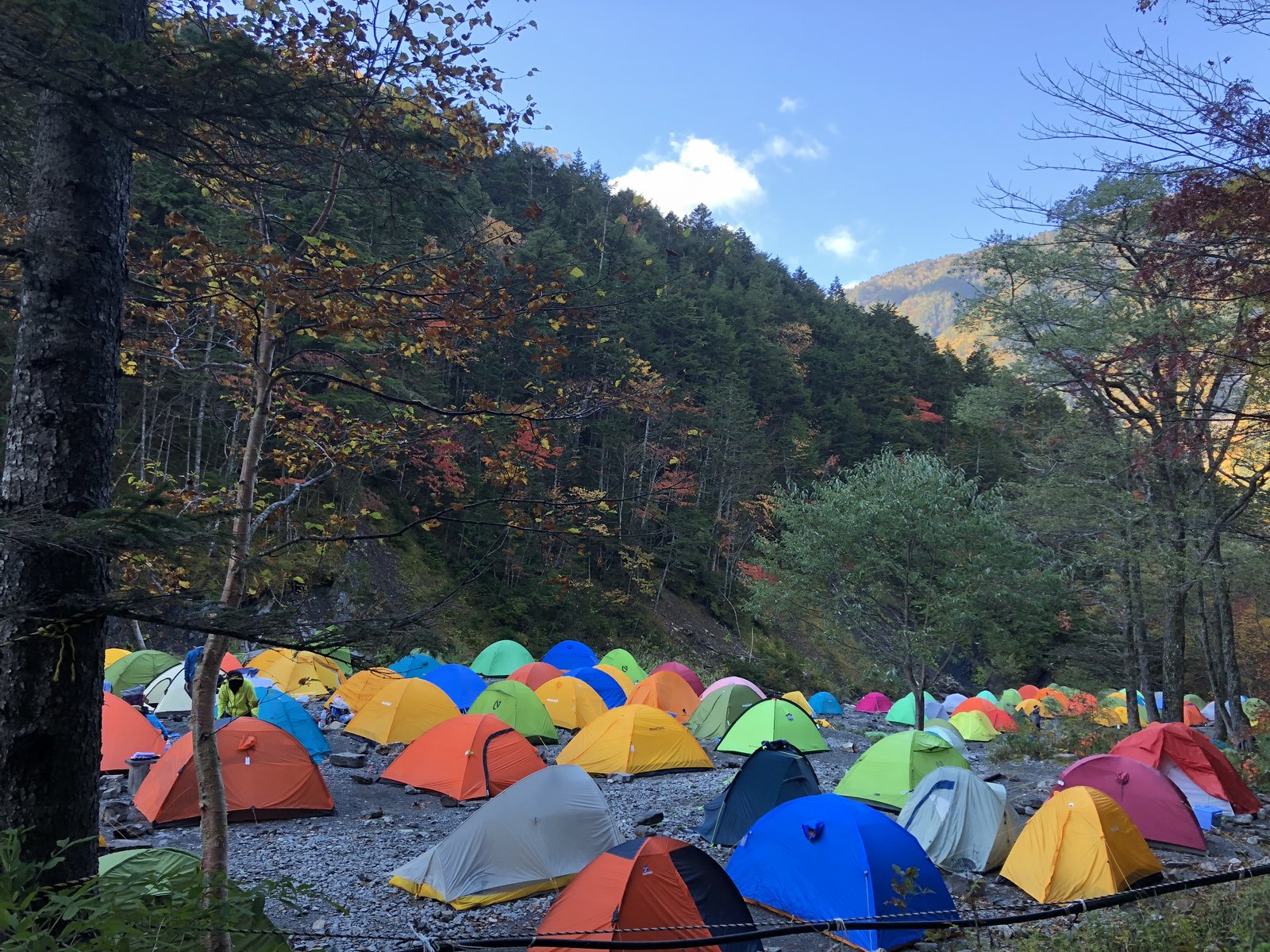 紅葉シーズンの三連休でカラフルなテントが並ぶ長衛小屋のテント場 甲斐駒ヶ岳 北沢峠