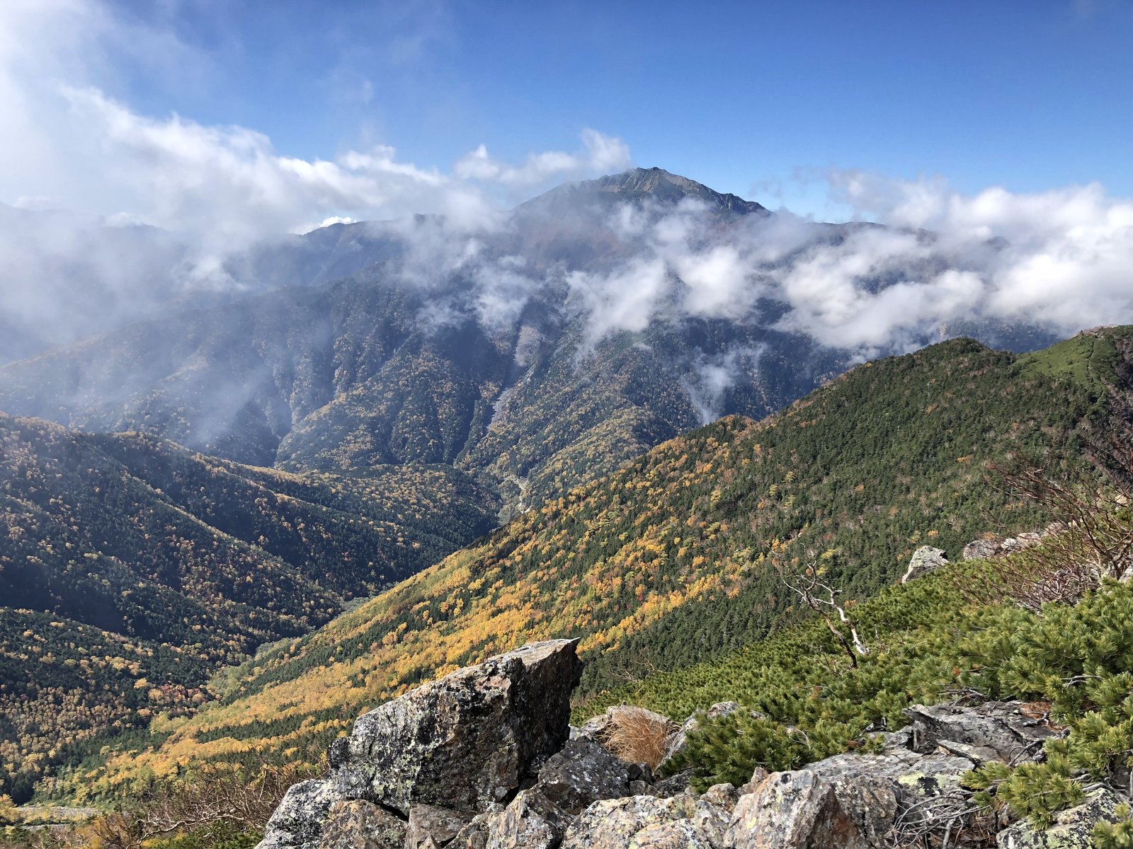 双児山越しに見える仙丈ヶ岳と紅葉の山肌 駒津峰手前 南アルプス