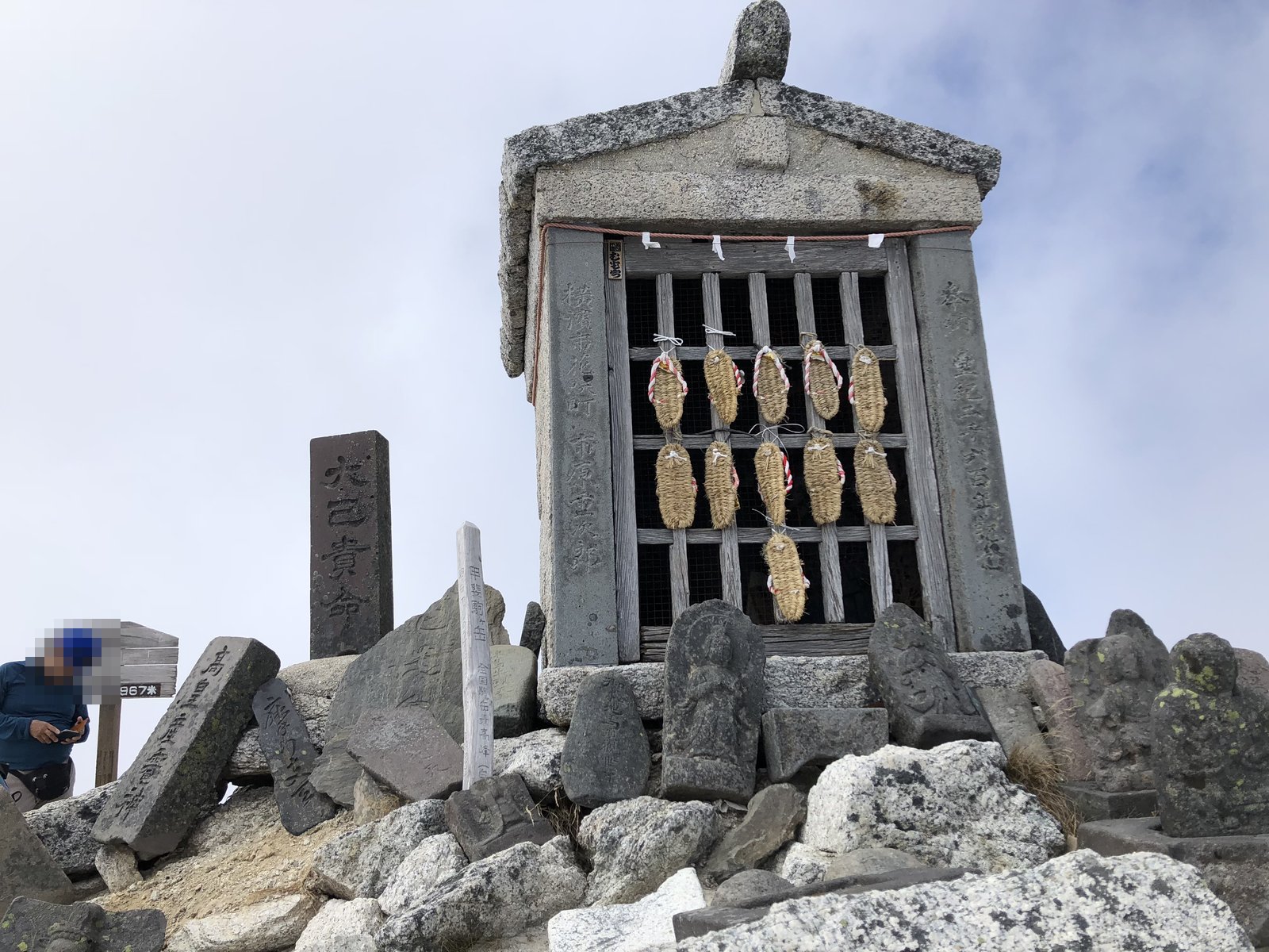 わらじが吊るされた駒ヶ岳神社奥社の石の祠 甲斐駒ヶ岳山頂
