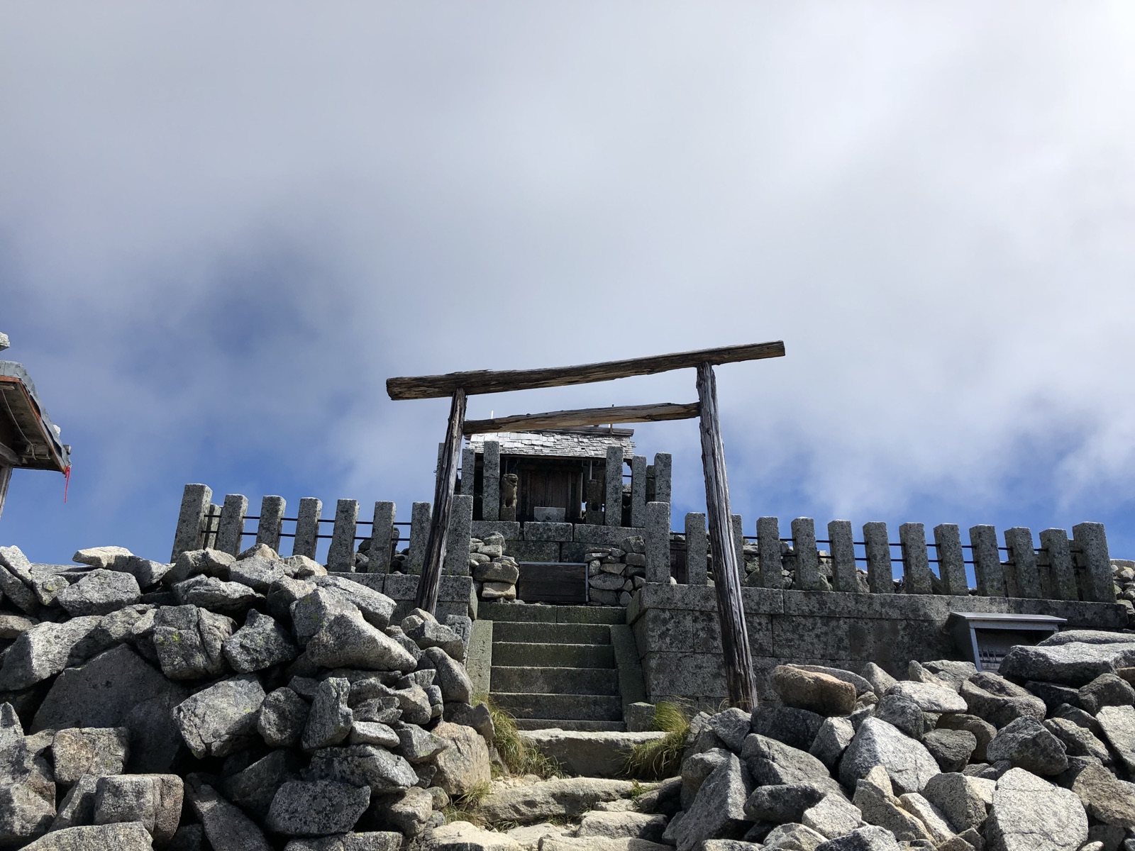 山頂に立つ木曽側の駒ヶ岳神社 木曽駒ヶ岳 山岳信仰の名残