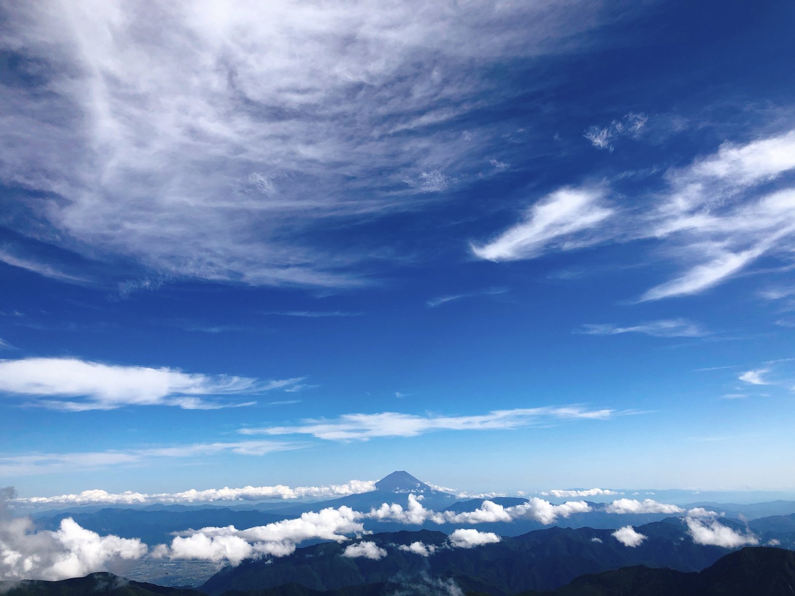 北岳山頂から見る雲海の向こうの富士山 日本第2位から見る第1位