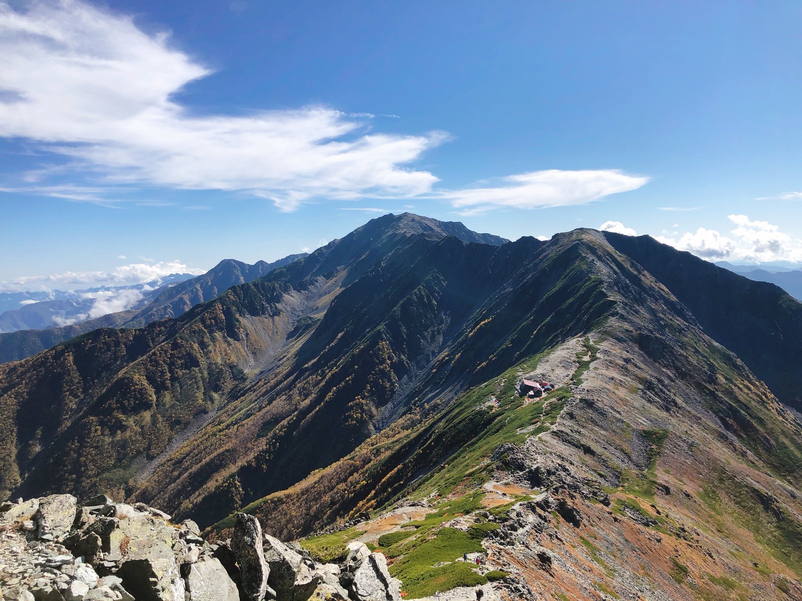 北岳から見下ろす北岳山荘と中白根山・間ノ岳への稜線 白峰三山