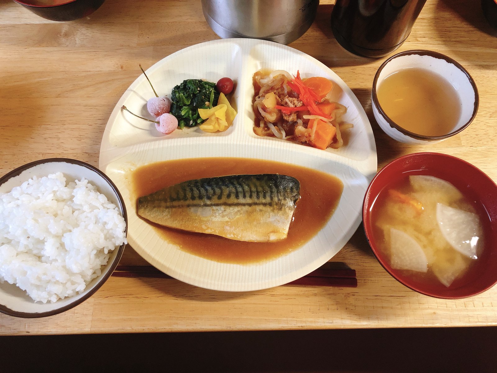 北岳山荘の夕食 魚の煮付けとごはん 山小屋ごはん