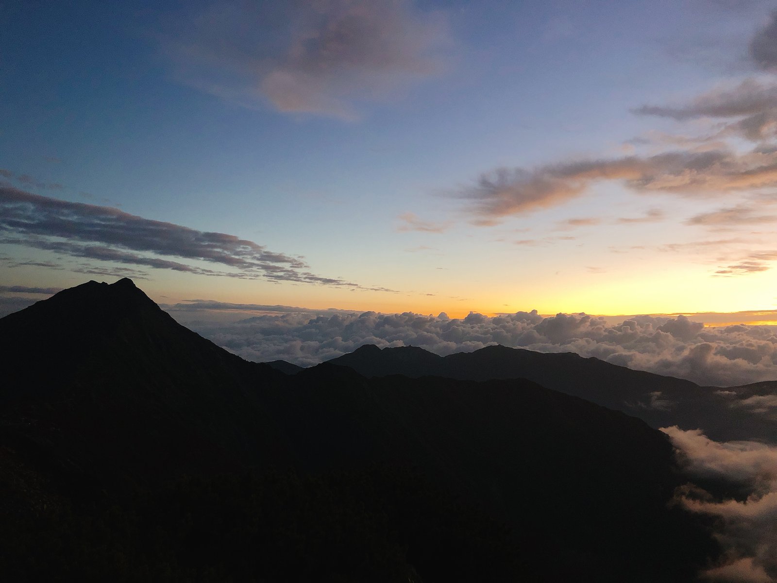 朝焼けに浮かぶ北岳のシルエット 中白根山から間ノ岳への稜線