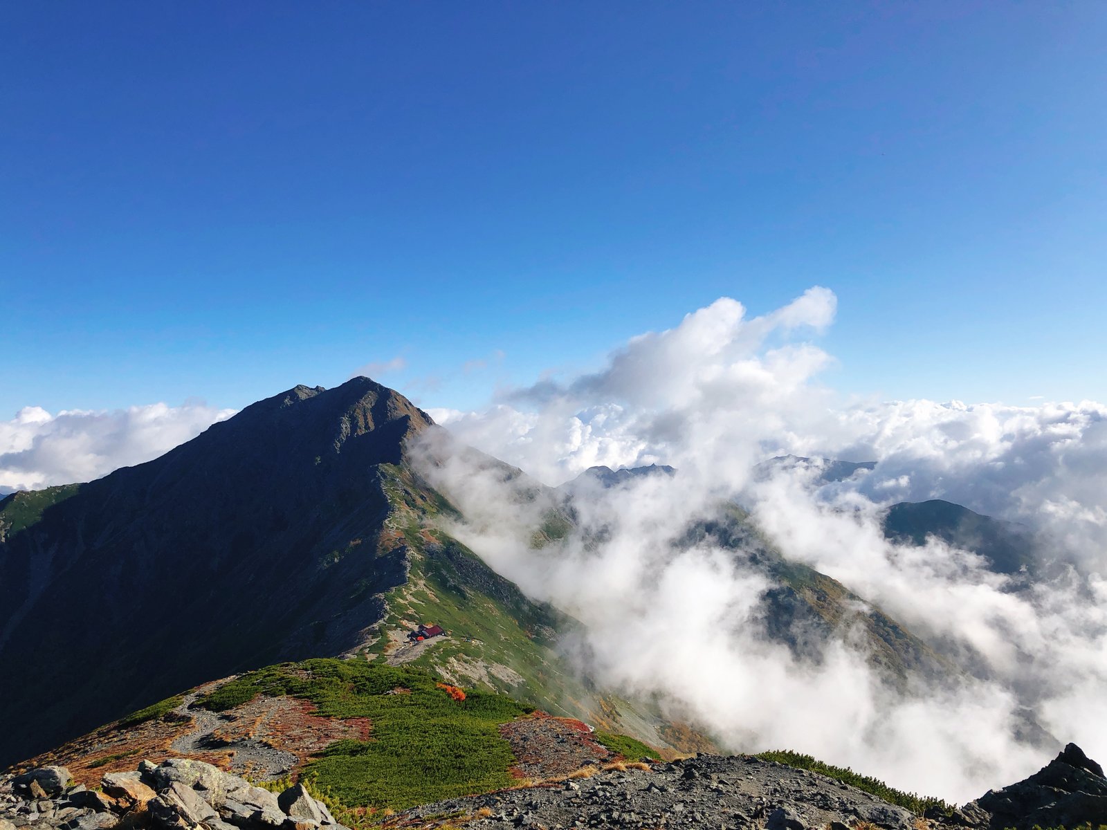 雲海に囲まれた北岳と北岳山荘への帰り道