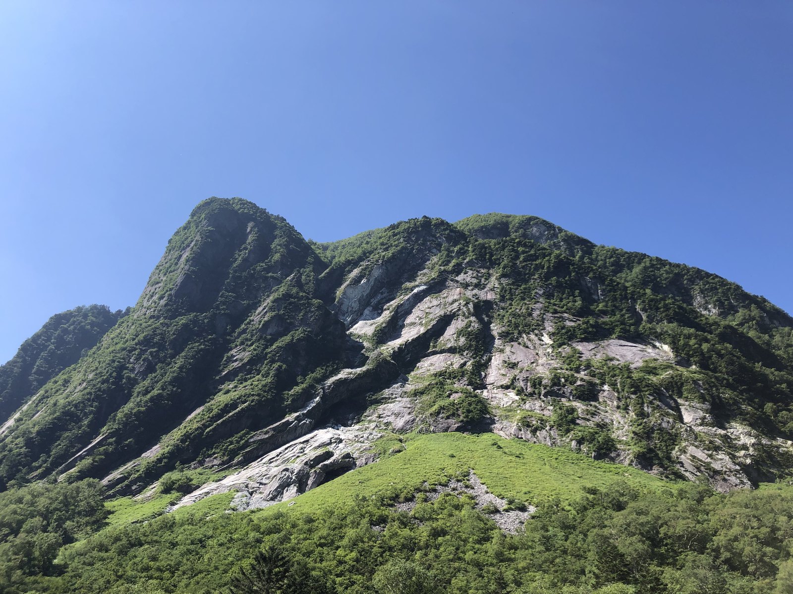 横尾谷から見上げる屏風岩の巨大な岩壁 前穂高岳北尾根末端のクライミングエリア