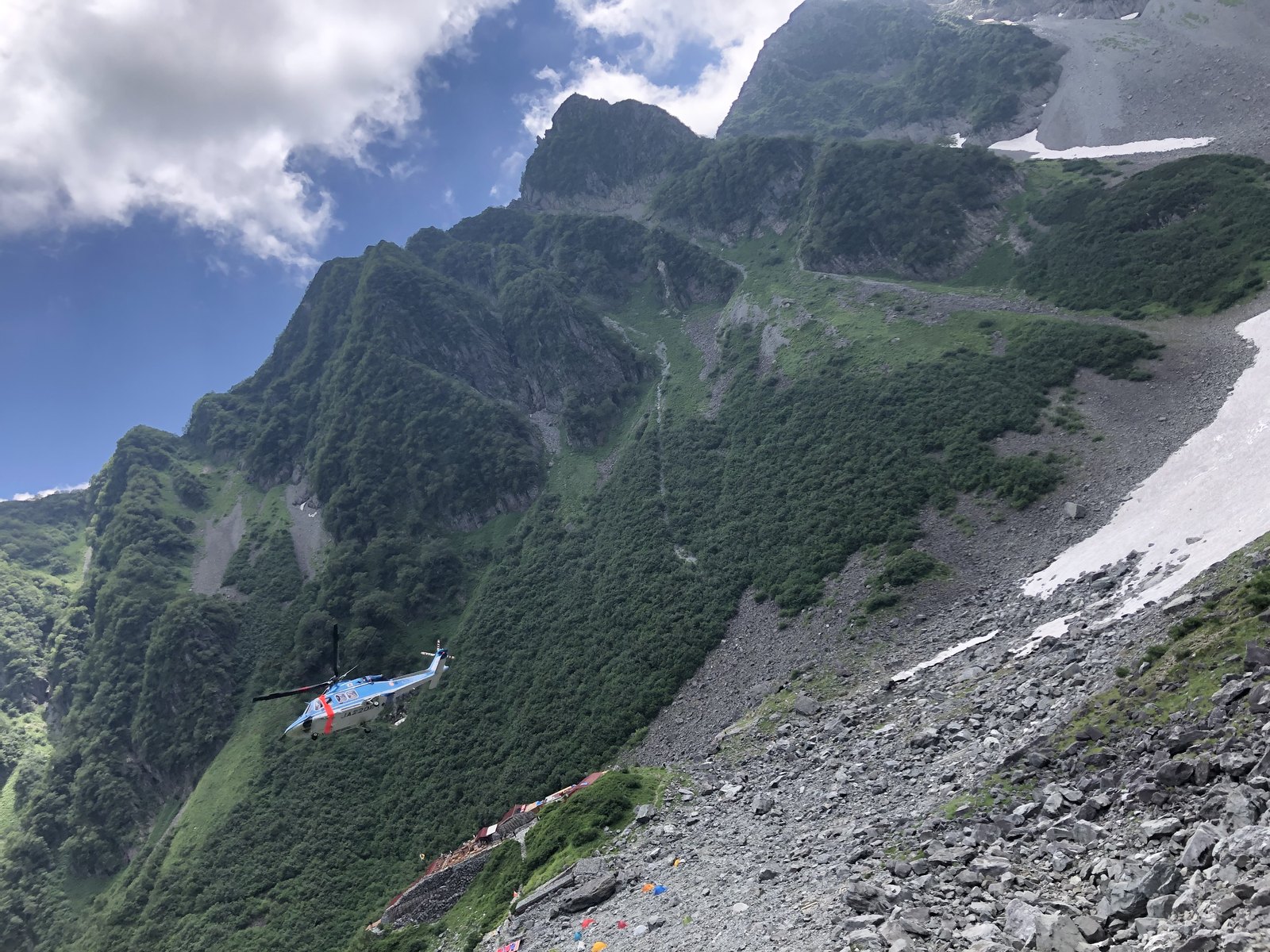 涸沢上空を飛ぶ長野県警のヘリコプター やまびこ2号 北アルプスの山岳救助