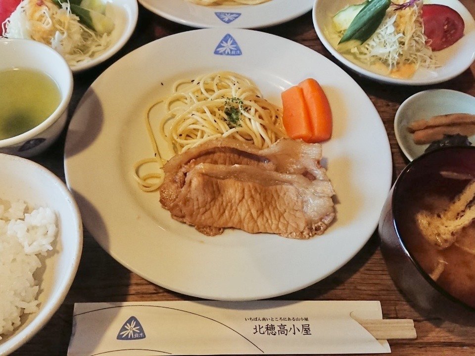 北穂高小屋の夕食 豚の生姜焼き定食 3000m級の山小屋の食事