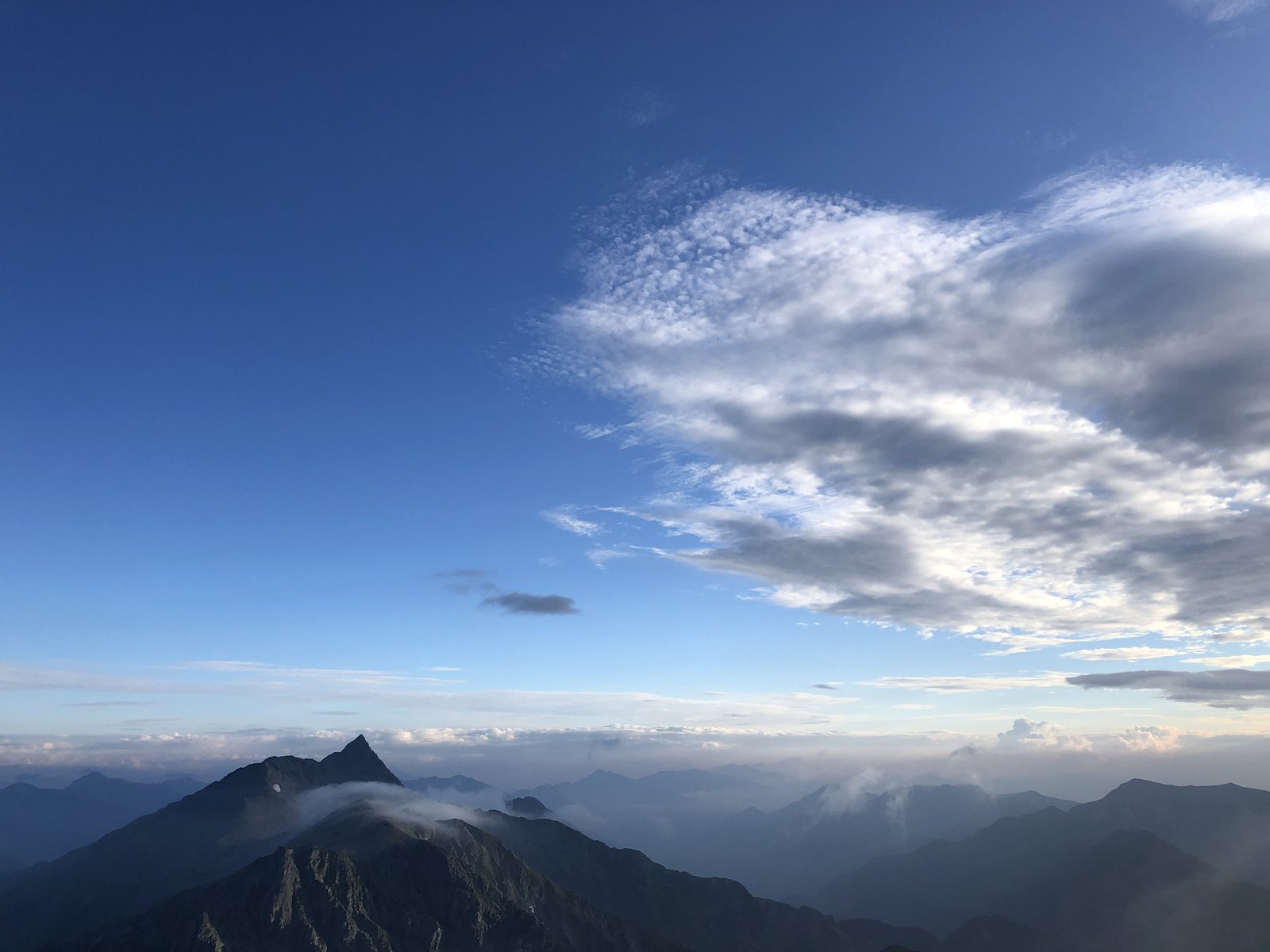 深く澄み渡った青空と雲 標高3000mの北穂高岳から見上げる夏の空