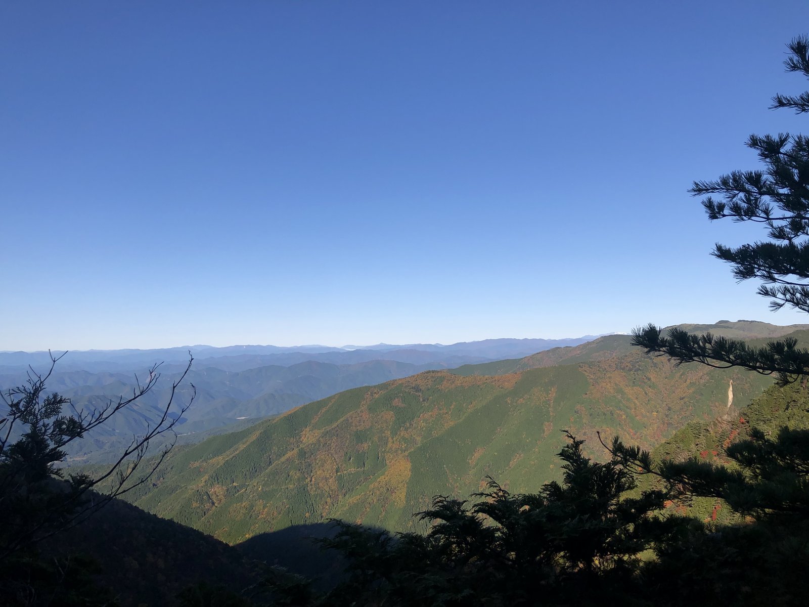 第一展望台から見渡す紅葉の山並みと青空 小秀山 二ノ谷ルート