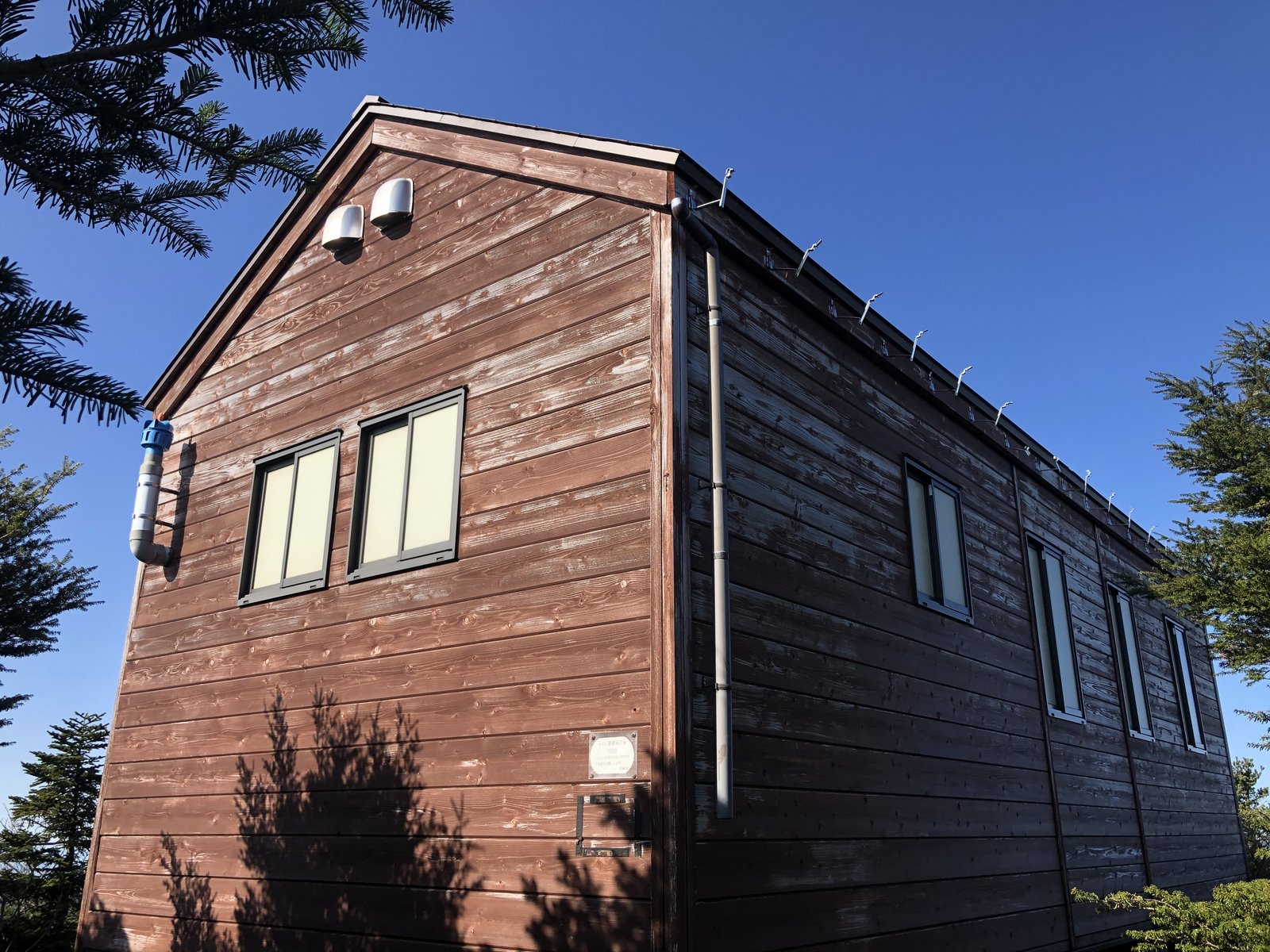 小秀山の山頂直下に建つ避難小屋 秀峰舎