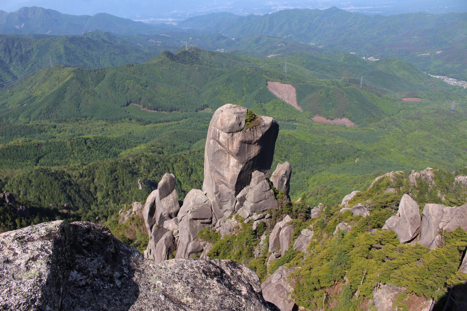 瑞牆山山頂から見下ろす大ヤスリ岩と花崗岩の岩峰群 高度感 奥秩父
