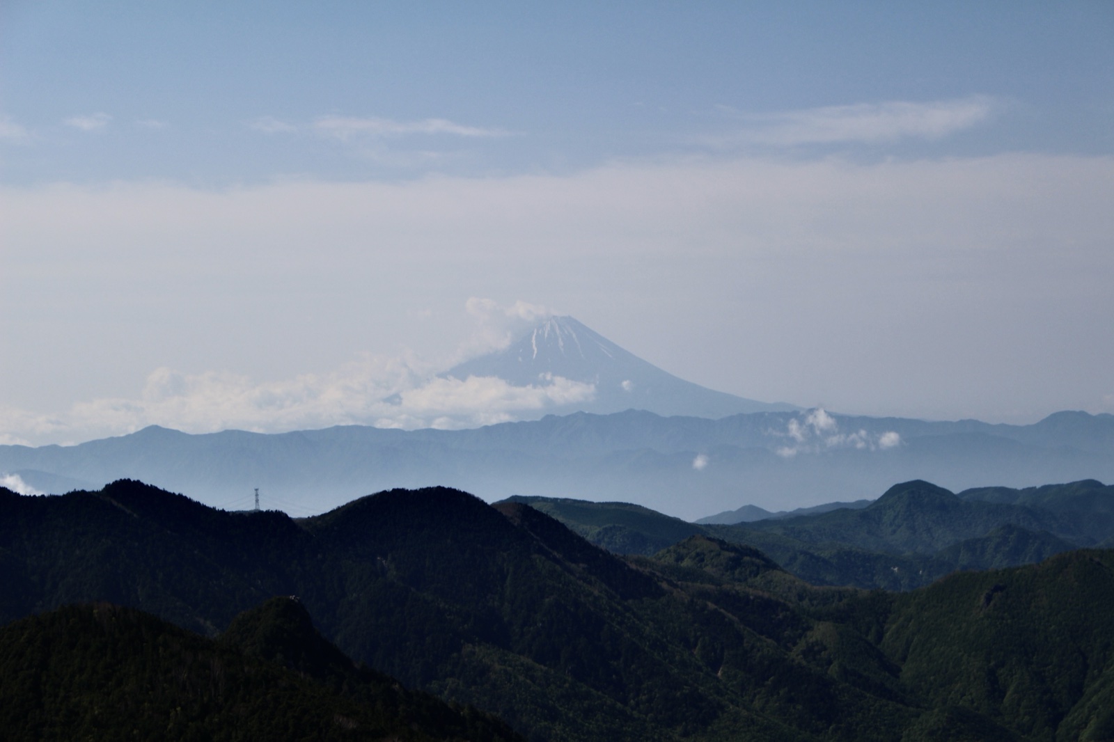 瑞牆山頂から見えるうっすらとした富士山 奥秩父からの遠望
