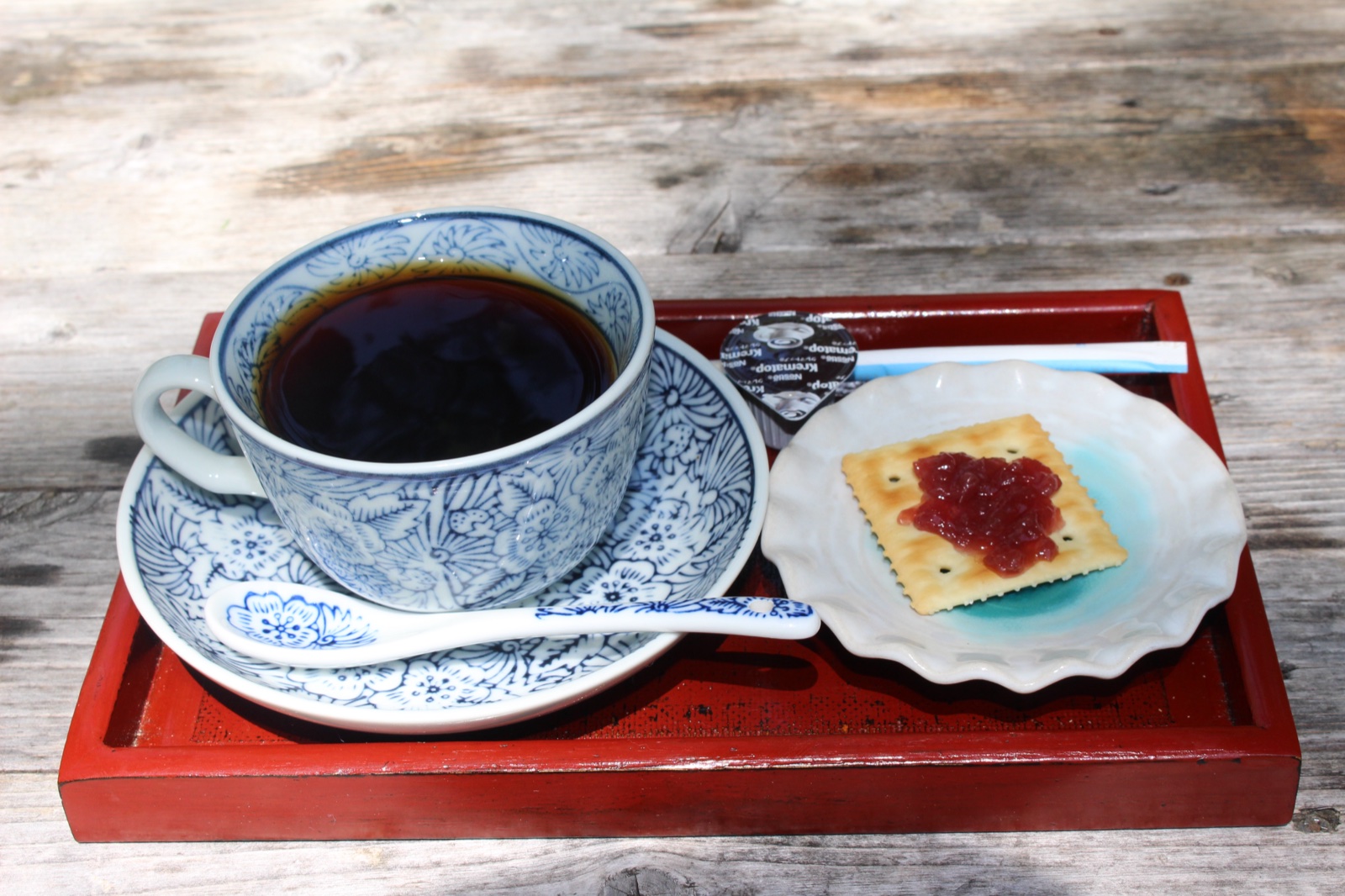 山小屋のコーヒーと自家製バラジャムを添えたクラッカー 瑞牆山