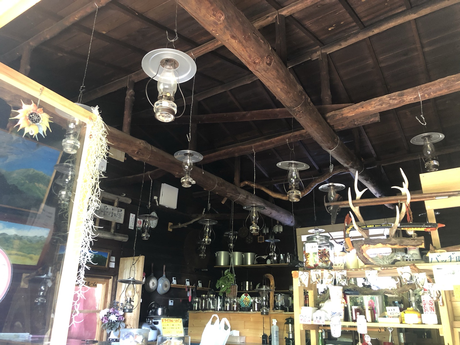 ランプの灯る趣ある山小屋の内部 富士見平小屋 奥秩父