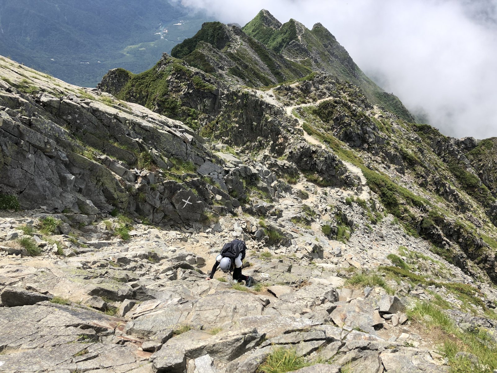 西穂高岳山頂直下のスラブを慎重に登る場面