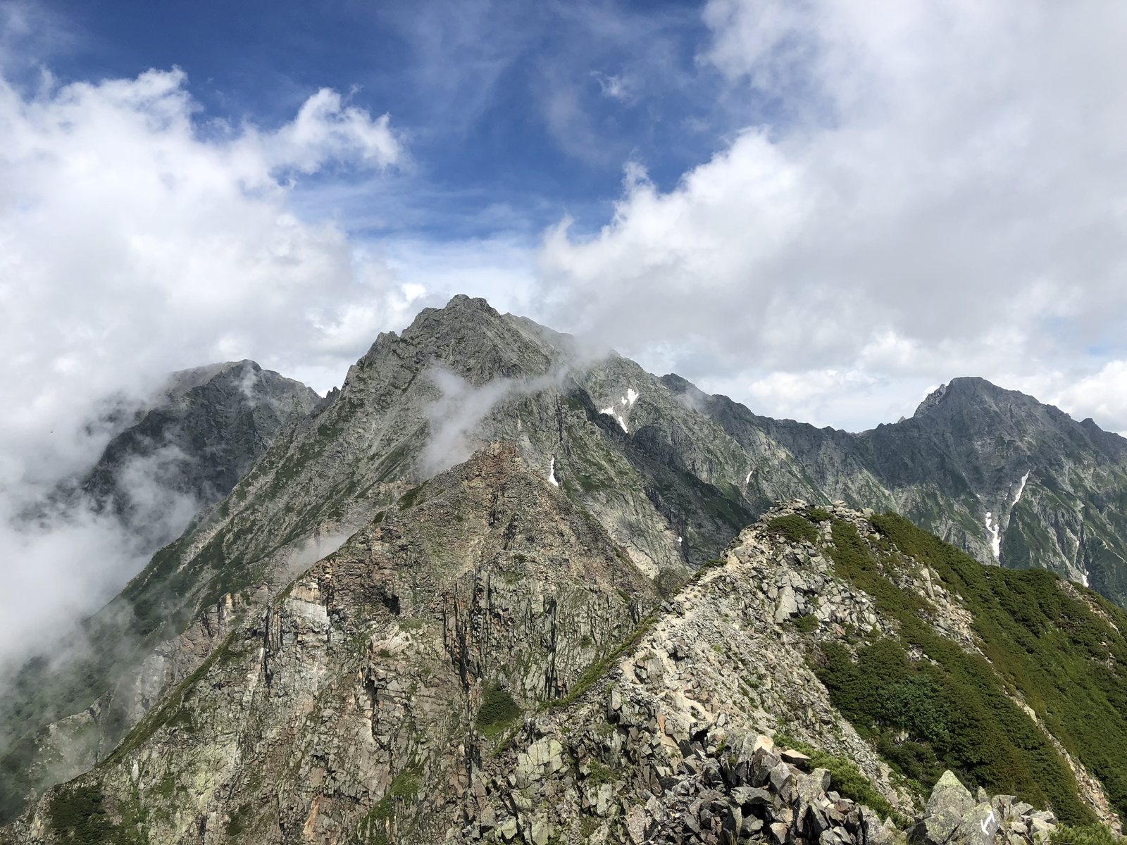 西穂高岳山頂から望む穂高連峰の絶景