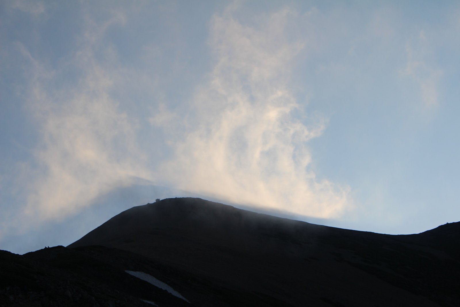 薬師岳の稜線に建つお堂と、山岳波でできたフェーンギャップの雲 ヤマカルテ